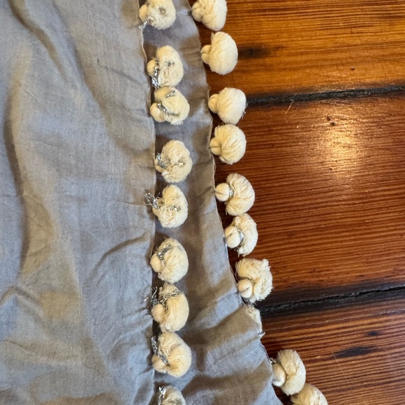 Elegant Gray Scarf with Pom-Pom Trim - Picture 3 of 4